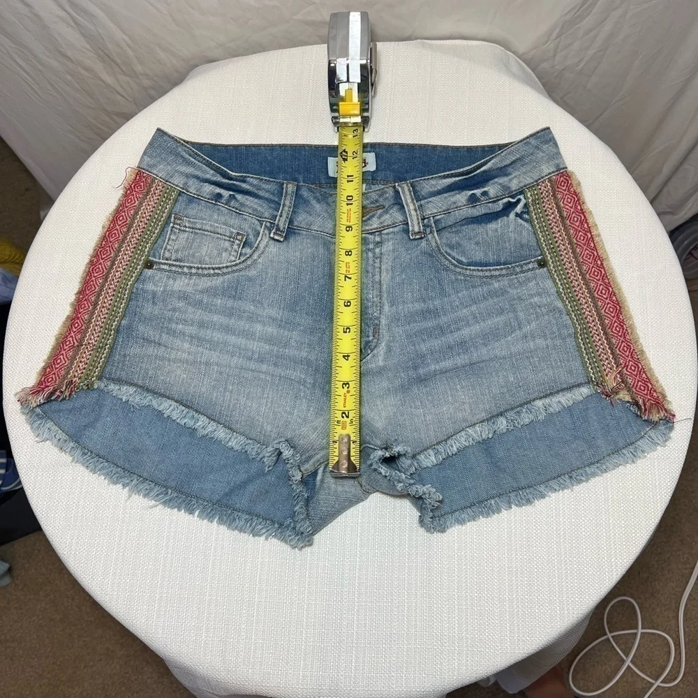Mudd High-Waisted Denim Shorts with Embroidery - Size 9 - Great Condition! - Picture 5 of 5